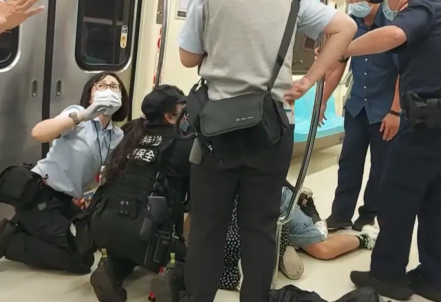 24歲男北捷紅線車廂內暴走！乘客合力制伏　驚險瞬間曝光