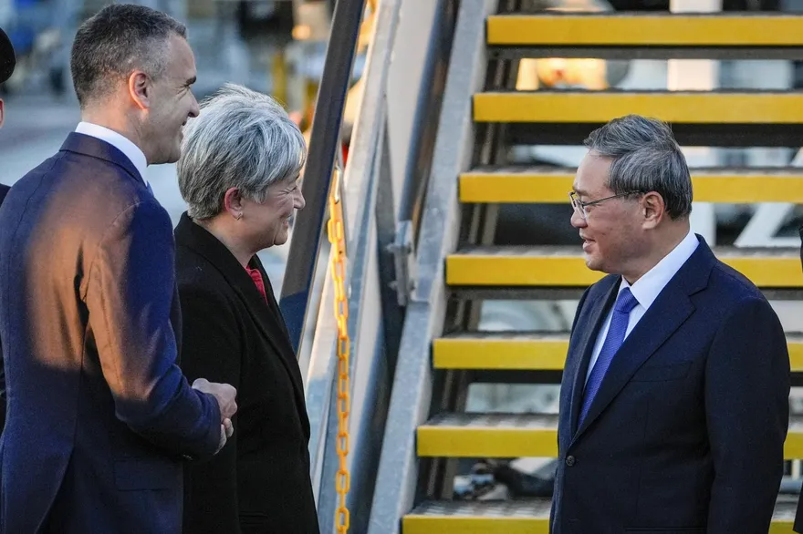 李強抵澳洲展開訪問！華裔外長黃英賢接機　料將宣布免簽、貓熊外交措施