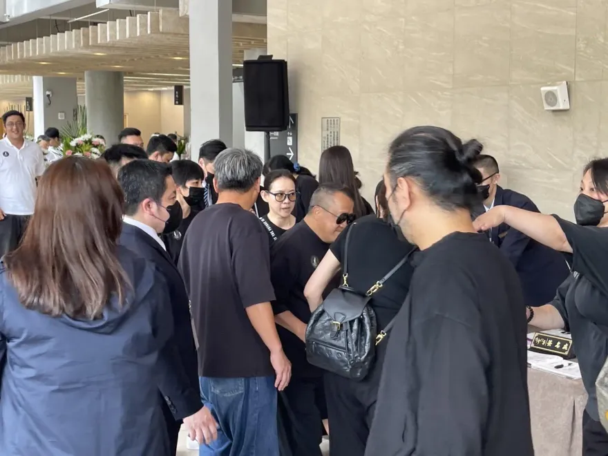 邱瓈寬哀痛送別93歲母　曾志偉攜女兒曾寶儀現身致意