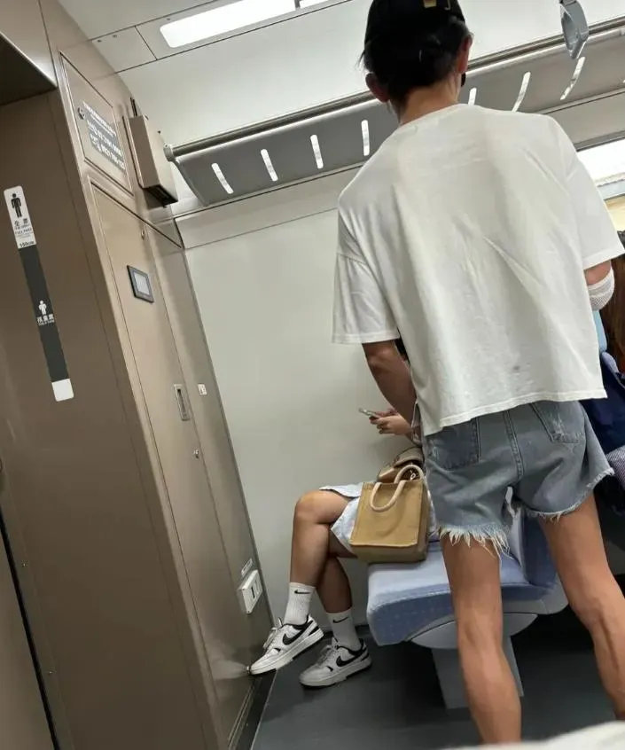中壢區間車驚見露鳥俠「掏管甩圈圈」　女大生嚇爛：我要洗眼睛