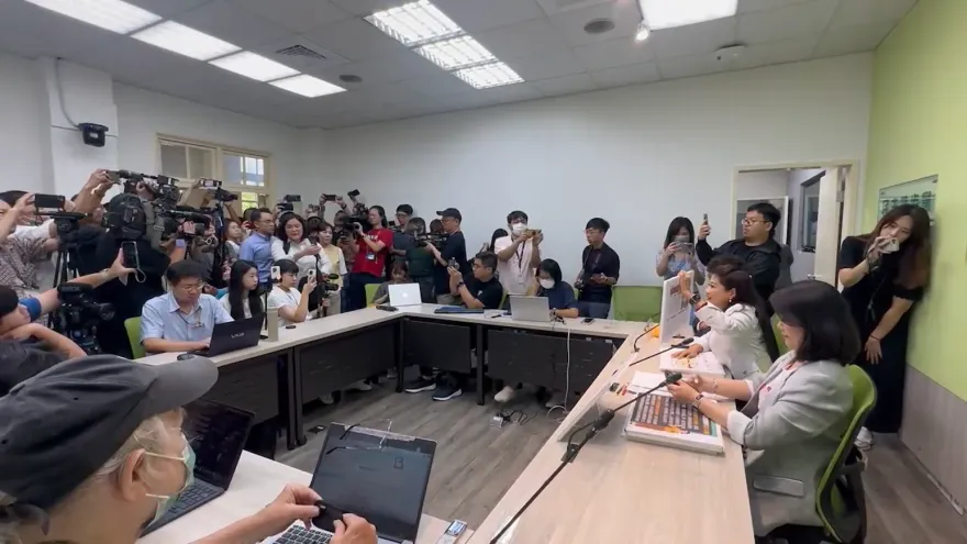 直擊／民進黨團記者會在罵甚麼？陳玉珍駐足聆聽挨批亂入爆衝突