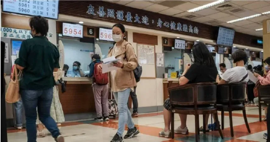 口罩戴緊緊看醫生！等領藥一旁阿姨狂咳　他回家崩潰：快篩2條線