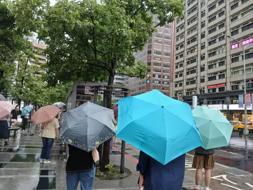 鋒面挾雨彈5/6開炸！北東民眾防「劇烈天氣」　週末高溫上看36度
