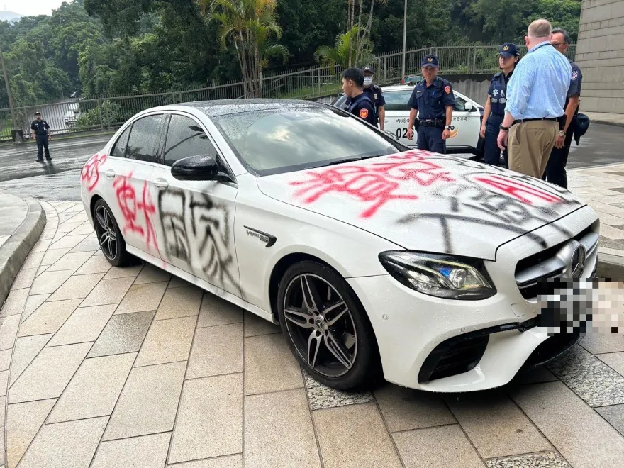 快訊/賓士噴「國家認知作戰」　49歲男朝AIT狂按喇叭再撞總統府花台