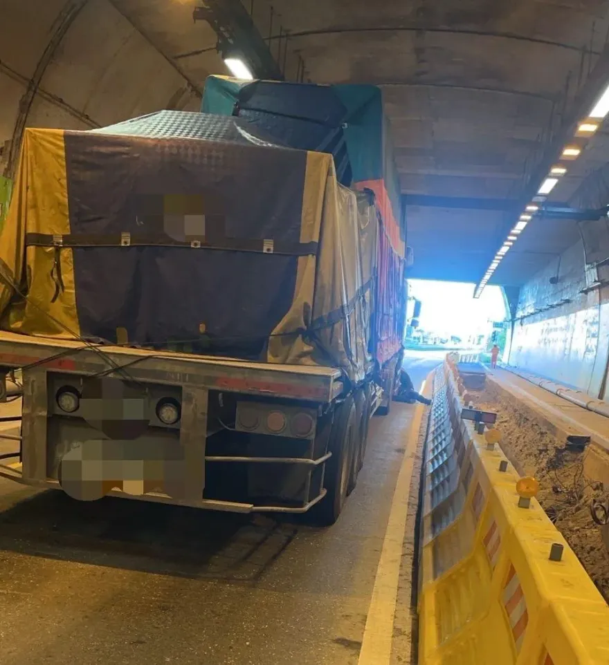 快訊/整個堵死！大車拋錨慘卡中仁隧道口　用路人請及早改道台9丁