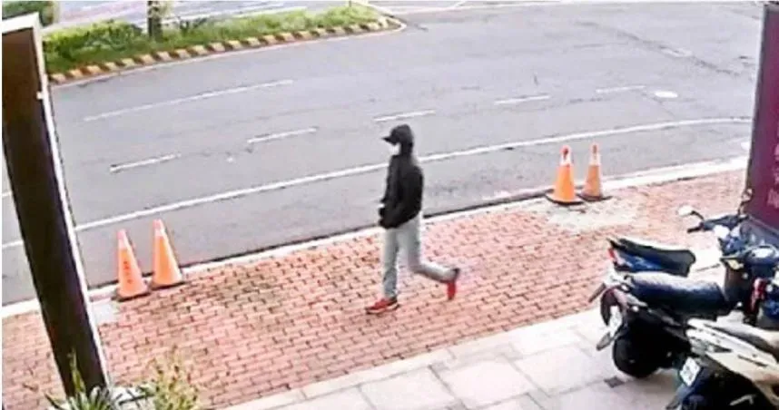 快訊/林士傑遭槍殺重大突破！疑槍手「口罩男」高雄落網　警帶回台南偵辦中