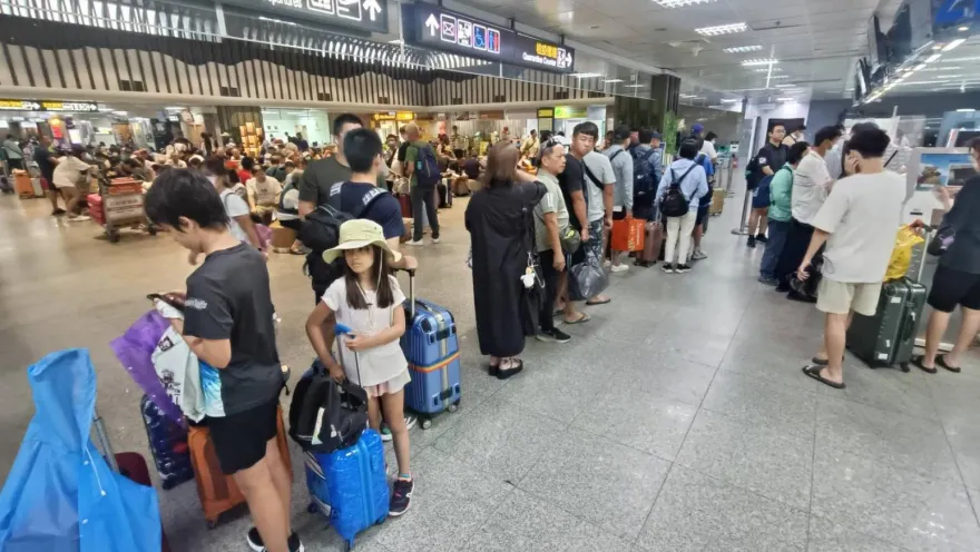 影/凱米颱風來襲！金門機場塞滿千名旅客　她無奈淚嘆：想老公了