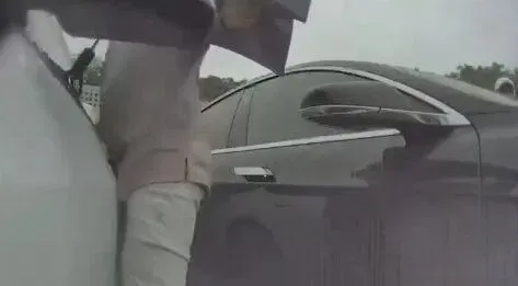 影/清水休息區惡男硬拔充電槍「還想闖車內解鎖」　女子嚇壞了