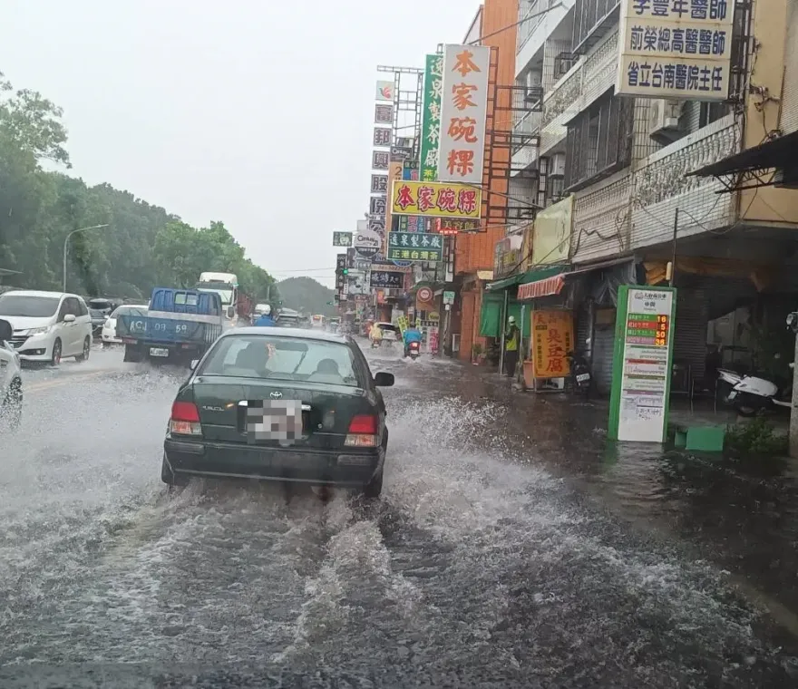 台南永康大雨淹小腿...排水孔「瞬變裝飾品」　民眾急忙「手動排水」