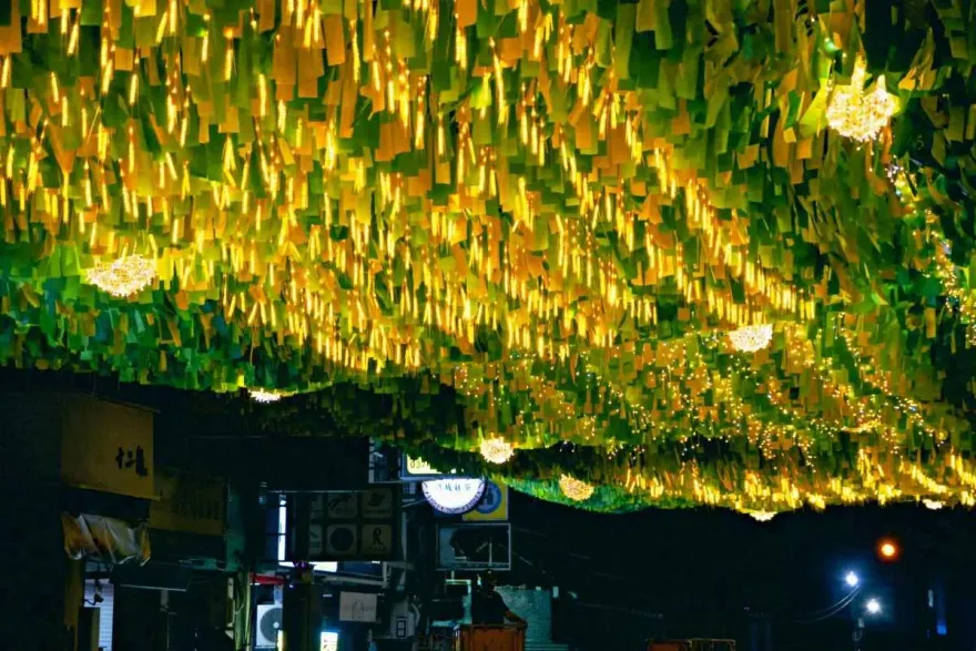苗栗苑裡「鬼門關夜市」9/1盛大登場！　生氣盎然「稻草燈」點亮夜空