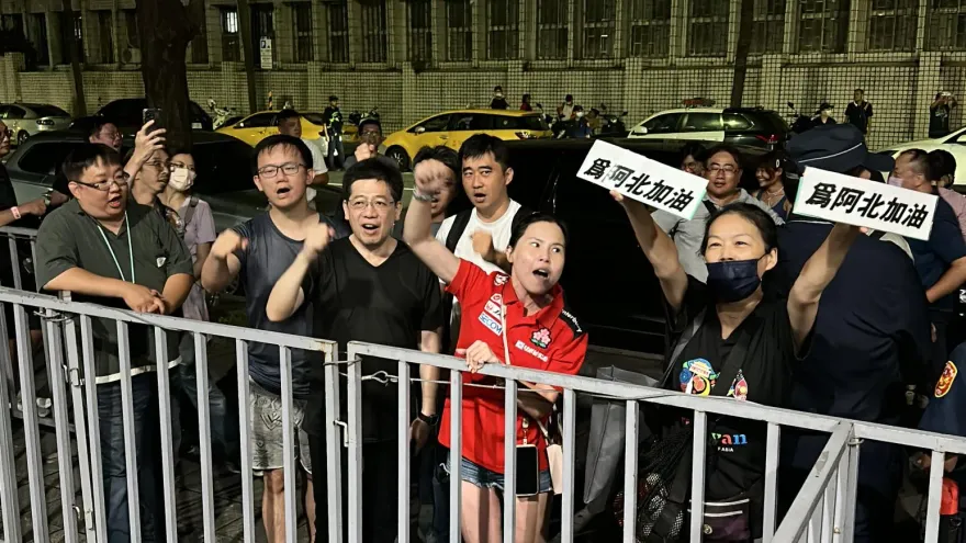 柯文哲結束12小時訊問凌晨抵北檢　謝立功領小草聲援