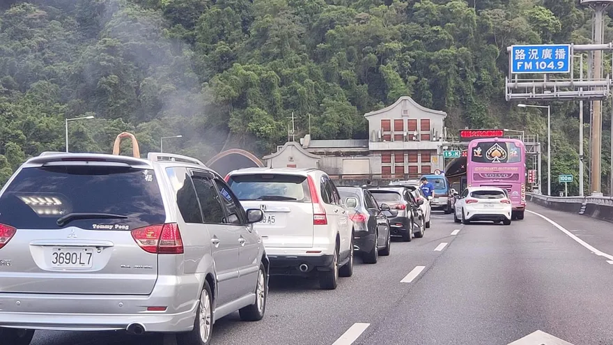 春節連假雪隧塞爆　高公局出招提醒龜車別當「路隊長」