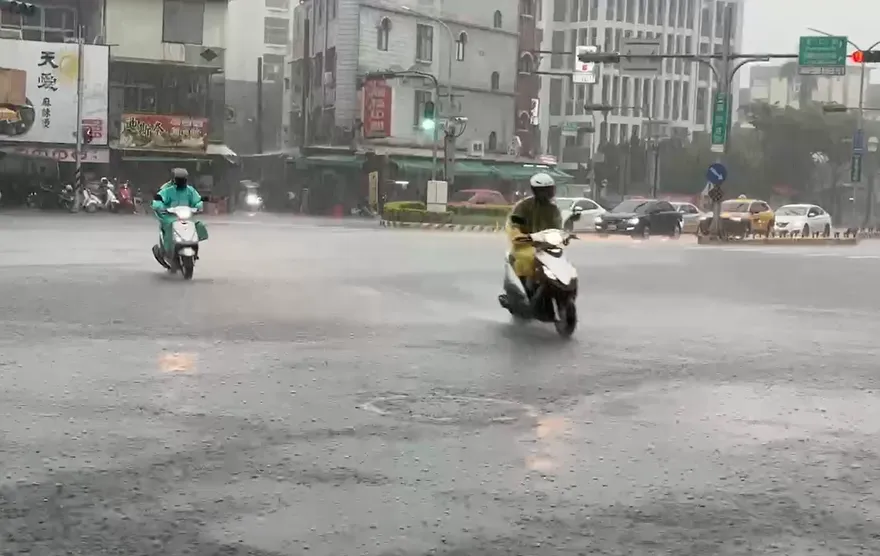 颱風外圍環流攪局！4縣市雨彈開炸　下班別忘拿傘