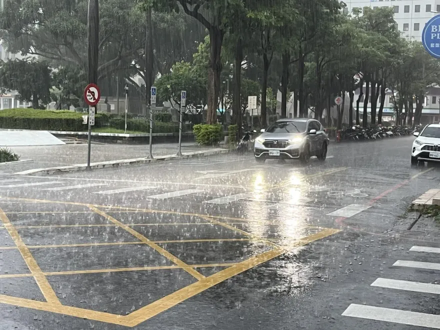東北季風襲「北東濕涼偶雨」！今晨最低溫19.3度　雙十國慶天氣出爐