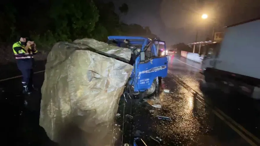 快訊/山陀兒風雨強襲台9線釀災！超巨落石墜下、貨車「車頭撞凹駕駛受困」