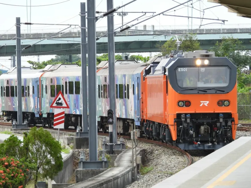 台鐵E500推拉列車出庫突出軌　112次自強號七堵-基隆停駛