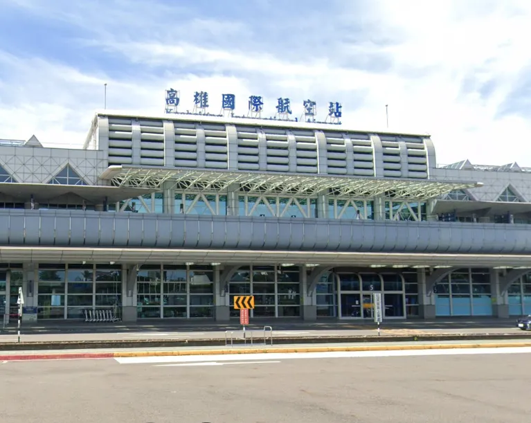 破洞延伸到跑道！高雄機場42個航班延誤　2度關閉搶修