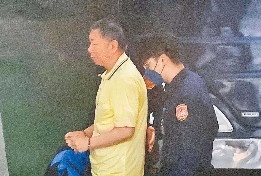 柯文哲「戴著手銬去見爸爸」！柯爸病危…獲准出監探視　10/18台大醫院父子相會