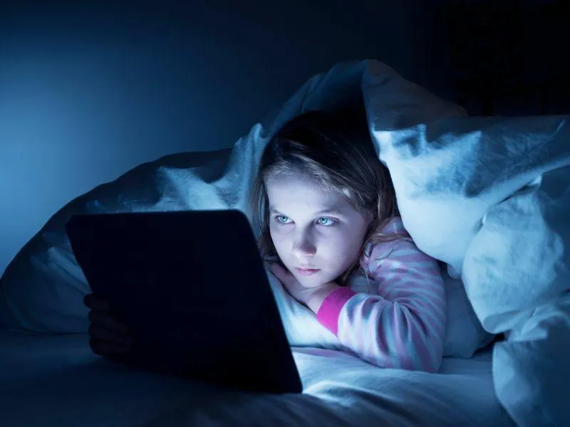 連假熬夜超傷腦！醫揭多喝水可幫助「大腦清潔」降低損傷