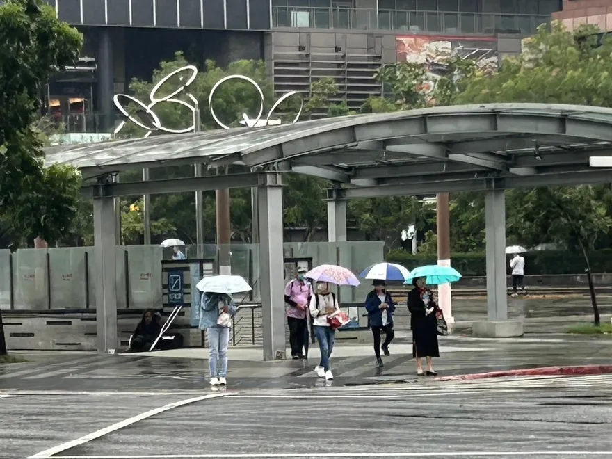 今秋首波鋒面最快9/17到！有望降溫　午後雷雨續炸西部