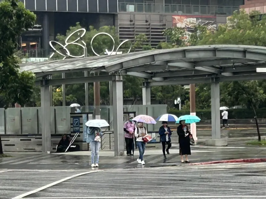 下班帶傘！東北風挾大雨鬧週末　新北、基宜雨彈炸到入夜