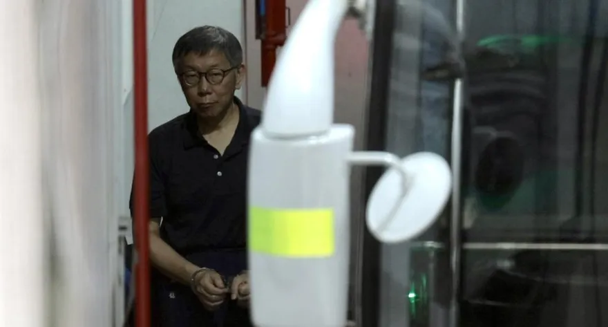 柯文哲赴北檢開延押庭　雙手上銬著藍衣下囚車