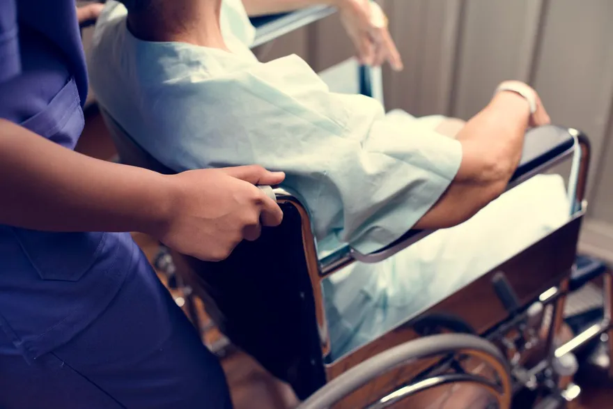 印尼看護請假遭拒　棄重症男「離家出走」法官判刑6月