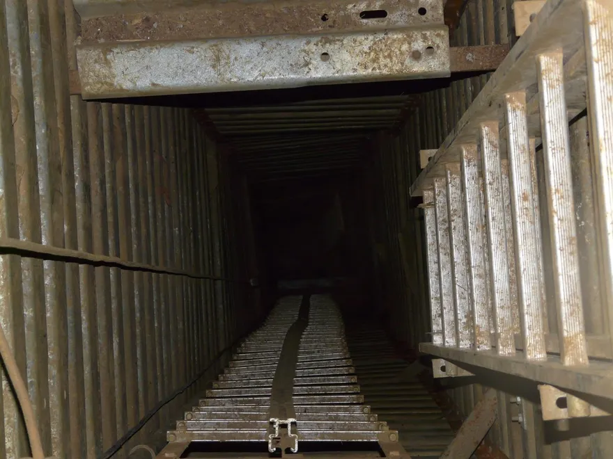 第一天上班10分鐘…陸男誤操清潔車「把同事撞下電梯井」致死