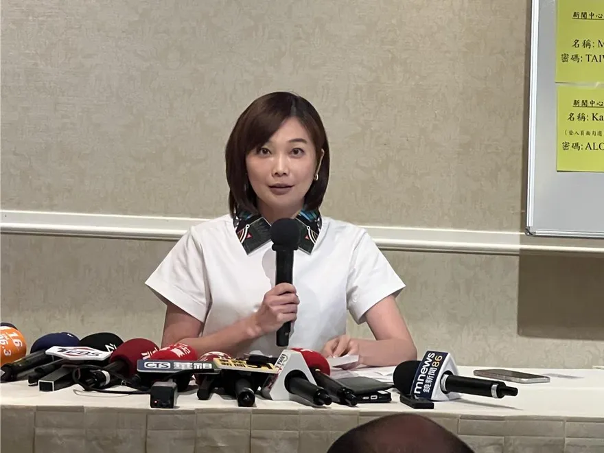 國安簡報不公開遭質疑　總統府一次說明流程有合影、贈禮