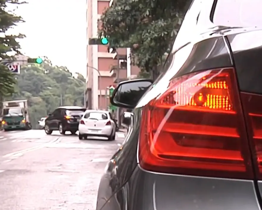 路邊停車怎麼打燈？警局：應先打方向燈　錯誤最高罰3600元