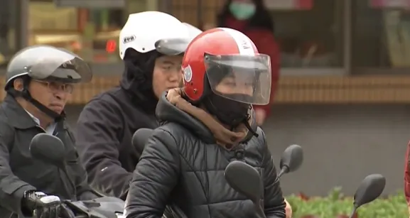 週末回溫飆30度！12/1東北季風增強　雨彈襲北部、東部