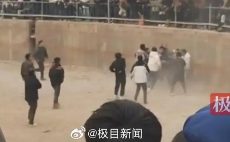 影/鬥牛變成大亂鬥！陸鬥牛賽失控打成一團多人受傷