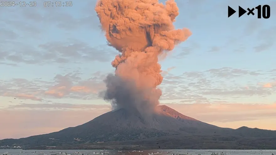 日本櫻島火山清晨噴發！火山灰竄升天際　氣象廳發布警報