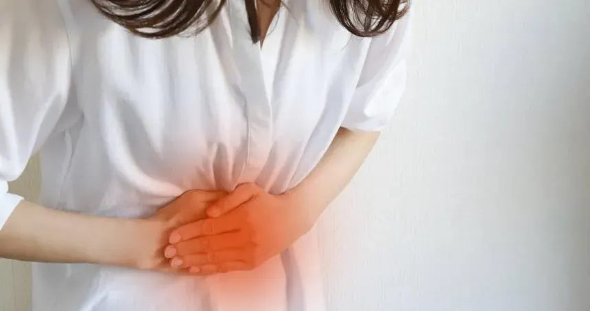 肚子微痛20年沒在意！婦突腹痛、嘔吐　膽囊竟藏400多顆結石