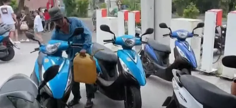 以為機車被丟垃圾！拿起發現底下藏鑰匙　她驚呼：好愛台灣