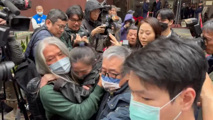 應曉薇辦保卡關疑因有2本護照？合議庭31日將傳她說明