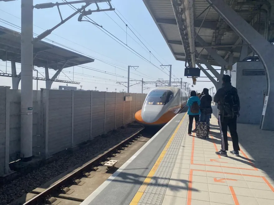 50歲男搭高鐵突暈倒命危　列車緊急停台中站搶救