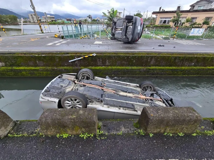 影/宜蘭田間兩對撞！1車仰躺水圳裡　另輛側翻路中央