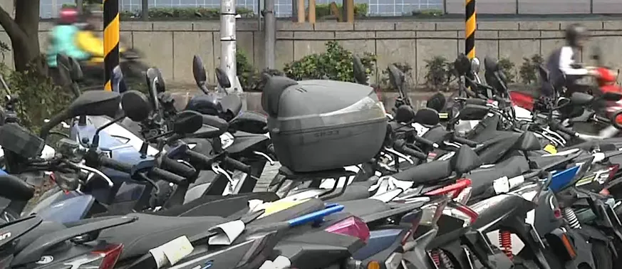 機車停車格被A到沒損傷　騎士嘆：員警寫的字擦不掉