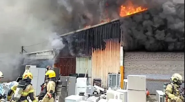 影/台南家電鐵皮倉庫爆祝融！火舌燒穿屋頂　幸無傷亡