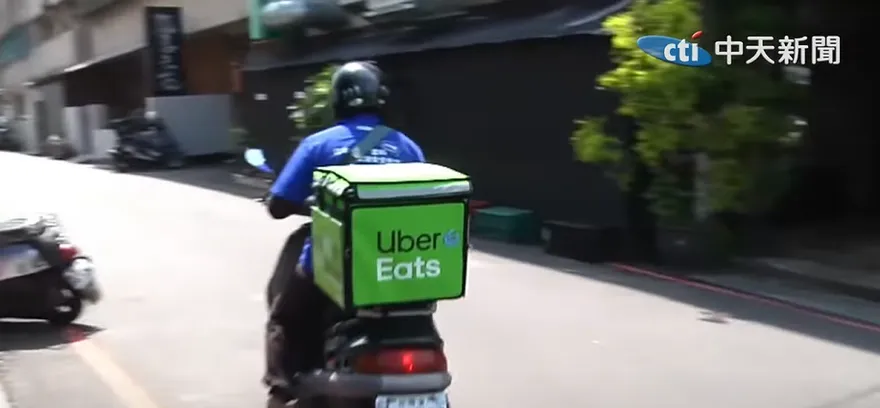 外送專法恐禁「疊單」！Uber Eats外送費喊漲20元：效益變差