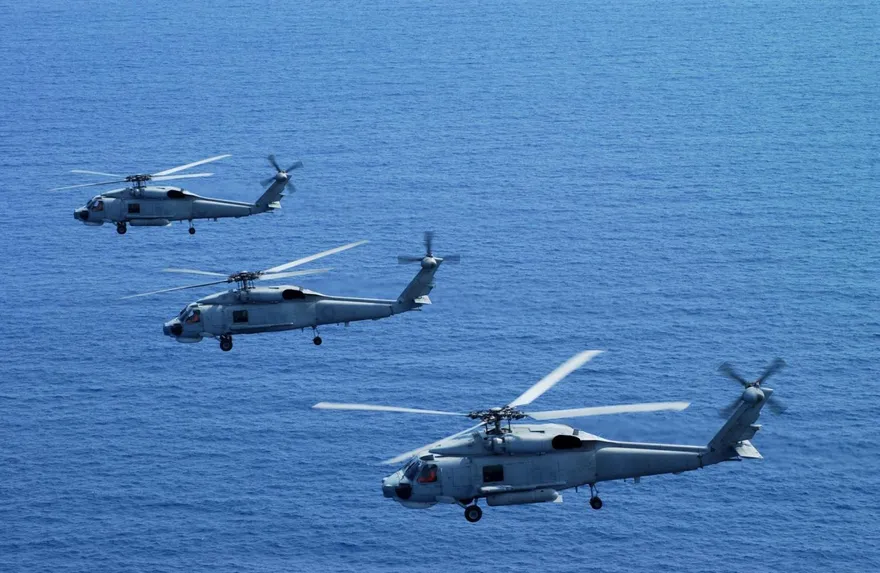 海軍S-70C反潛直升機海上訓練！飛官誤觸按鍵「副油箱拋出」