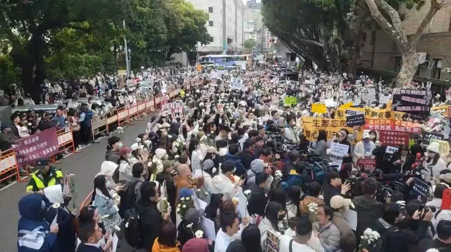 影/惡保母姊妹虐死「剴剴」今開庭　數百人包圍法院怒吼