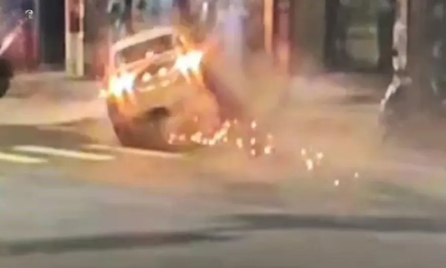 影/內湖毒駕撞桿地上刷金光　台中男酒駕K爆消防栓噴水