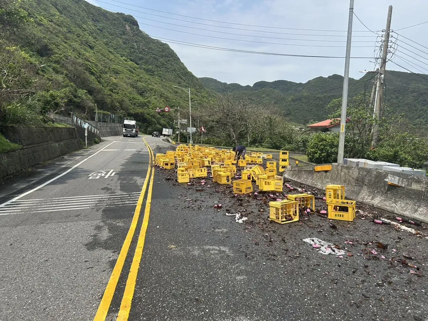股災期間又有「酒災」！台2線驚見全碎畫面