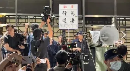 影/北檢外集結上百民眾怒吼　警方18:46第一次舉牌