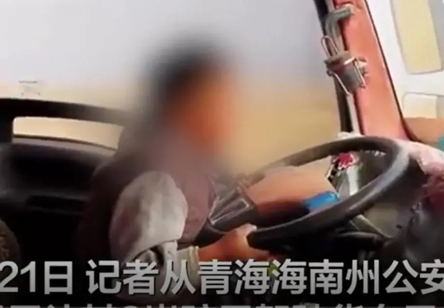 影/嚇！青海3歲童「開卡車上路」　老爸得意拍片被罵翻