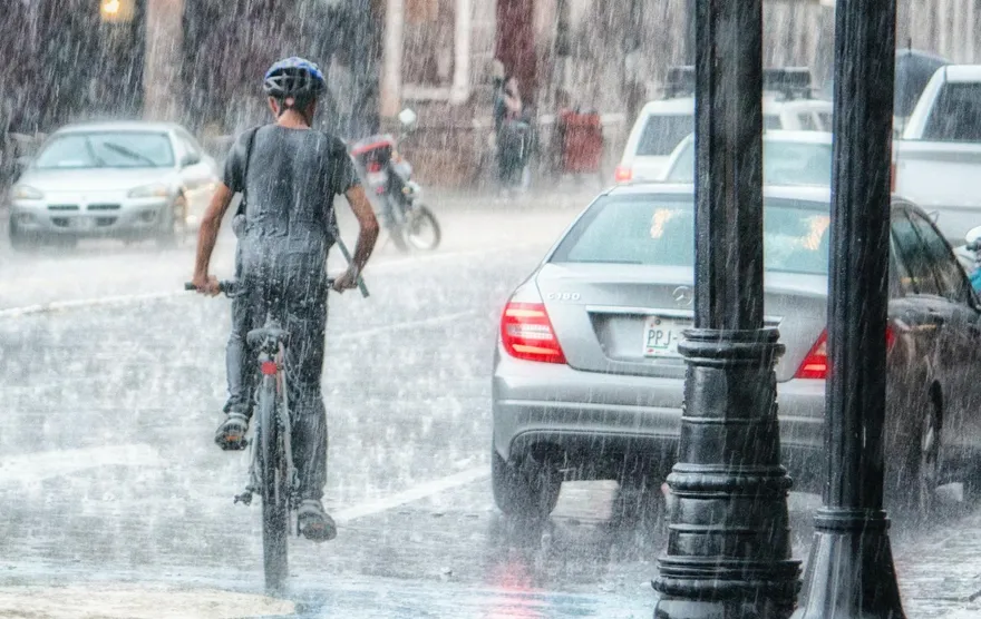 下班轟雷雨！3縣市炸雨到入夜　留意雷擊、低能見度