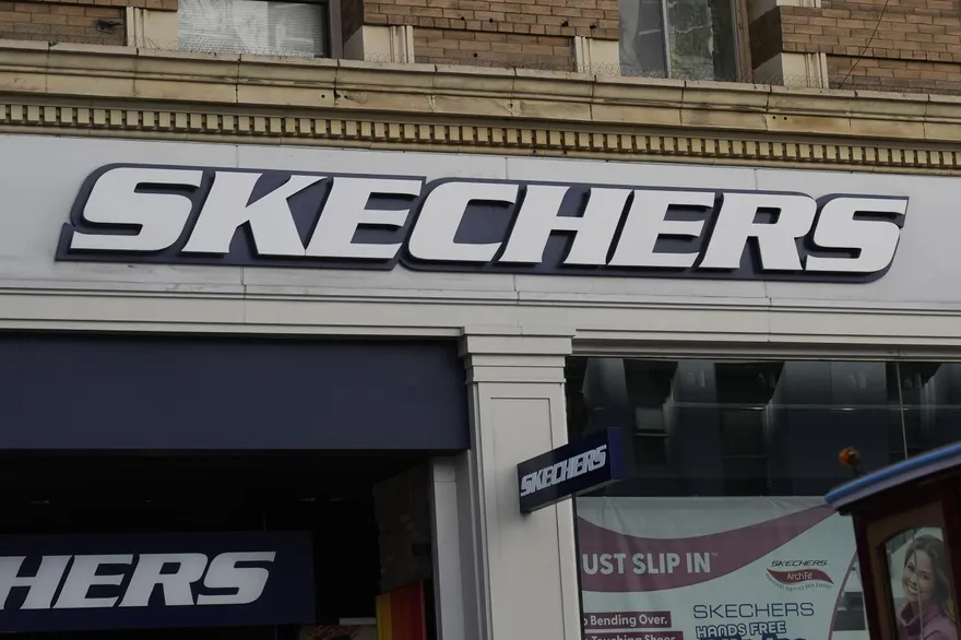 震撼彈！全球鞋業巨頭Skechers出售　交易金額破2800億
