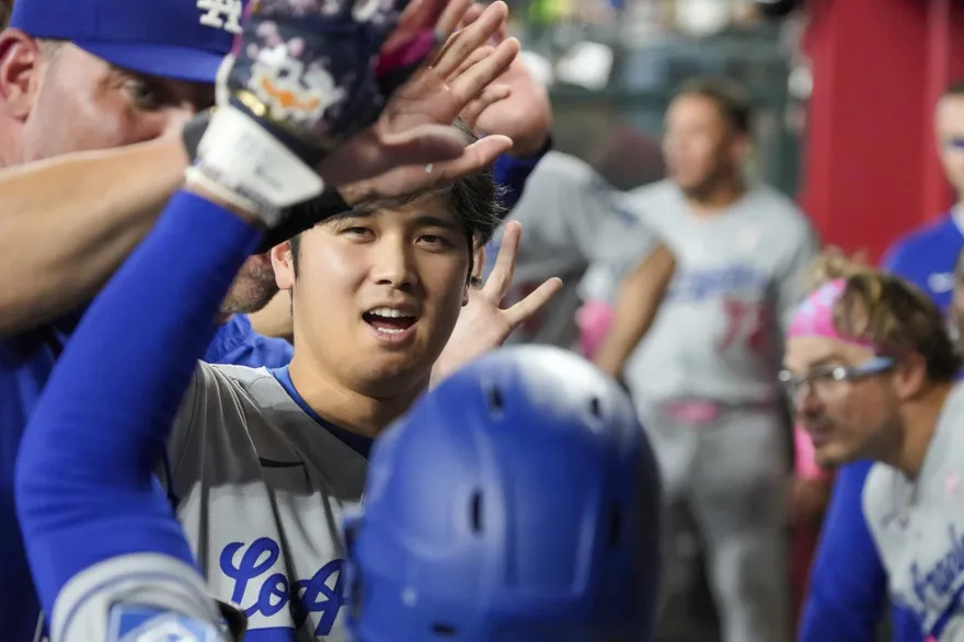MLB/母親節曬一家三口甜蜜照！大谷翔平拎粉紅棒敲2安打